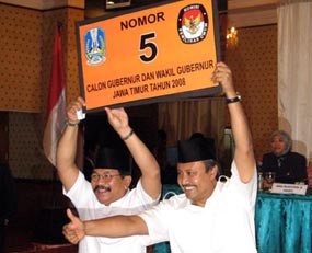 Pakde Karwo Ajak Penumpang Kapal Coblos Nomor 5